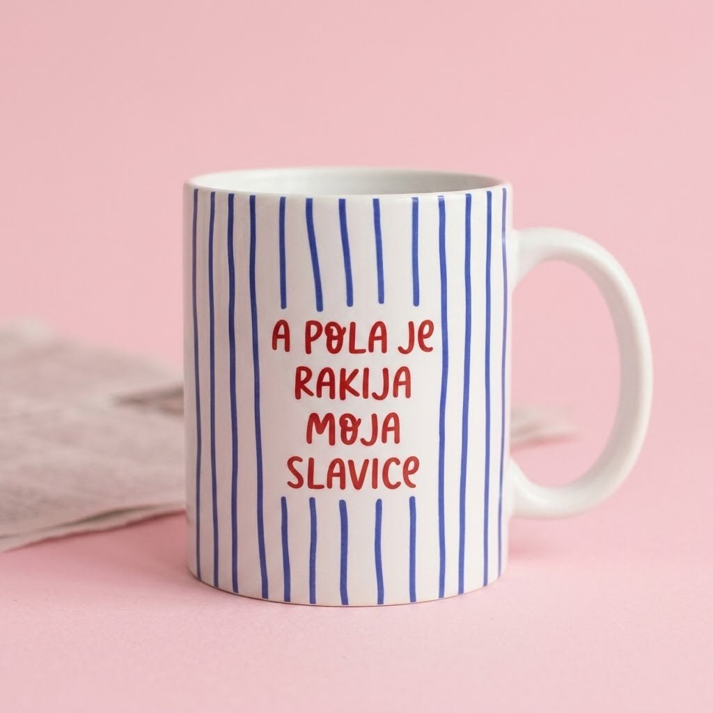 Prugasta šoljica sa natpisom A pola je rakija moja Slavice, plave pruge